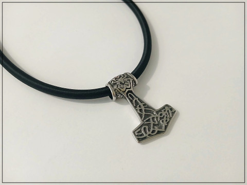 Thorin vasara riipus silkkipäällysteisellä nauhalla, ruostumaton teräs