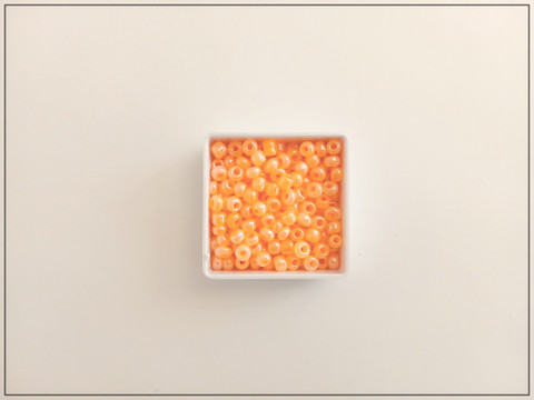 Siemenhelmet 8/0 helmiäispersikka, 5 g