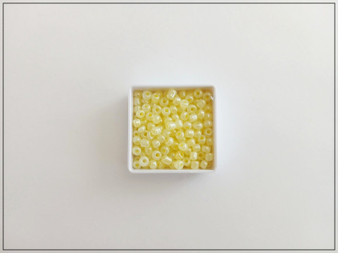 Siemenhelmet 8/0 helmiäisvaaleankeltainen, 5 g