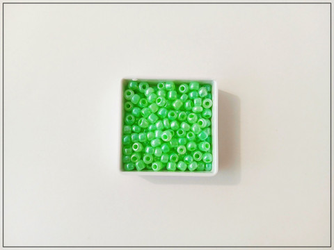 Siemenhelmet 8/0 helmiäisvaaleanvihreä, 5 g