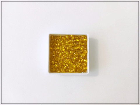 Siemenhelmet 8/0 keltainen hopeasisuksella, 5 g