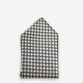 Harmaa ruudullinen taskuliina