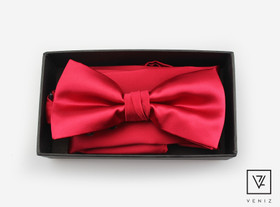 Punainen rusetti ja taskuliina lahjakotelossa