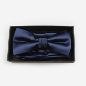 Sininen rusetti ja taskuliina lahjakotelossa