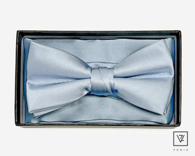 Rusetti ja taskuliina lahjakotelossa Vaaleansinine