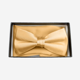 Rusetti ja taskuliina lahjakotelossa Hiekka