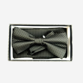 Rusetti ja taskuliina lahjakotelossa Musta Pilkku