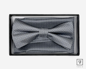 Rusetti ja taskuliina lahjakotelossa Harm.Pilkku