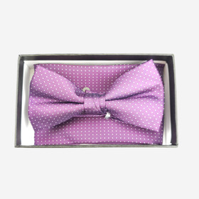 Rusetti ja taskuliina lahjakotelossa Lila Pilkku