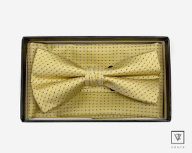 Rusetti ja taskuliina lahjakotelossa Kelt.Pilkku