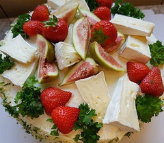 Briejuusto-kasvis-voileipäkakku