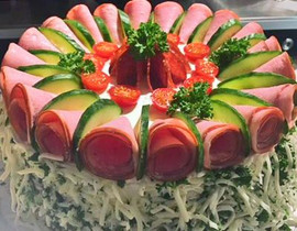 Palvikinkku-voileipäkakku