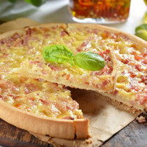 Kinkku-parmesan-ananaspiiras