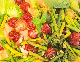 Tankoparsa-parmesanjuustosalaatti ja basilikamansikka