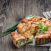 Savulohi-kevätsipulipiiras