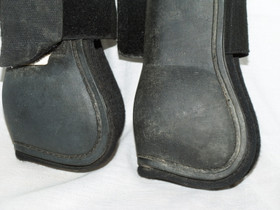 Mustat jännesuojat PONY