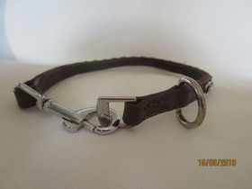 Tummanruskea nahkapanta hopeisella koristeketjulla.