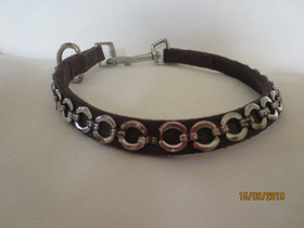 Tummanruskea nahkapanta hopeisella koristeketjulla.