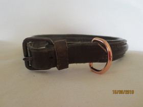 Tummanruskea nahkapanta ilman koristeita.