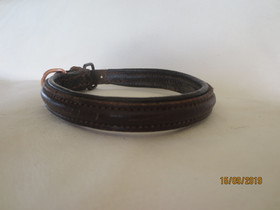 Tummanruskea nahkapanta ilman koristeita.