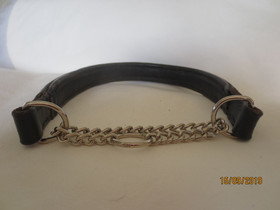 Kaunis puolikuristava musta panta hopeisella koristeketjulla.