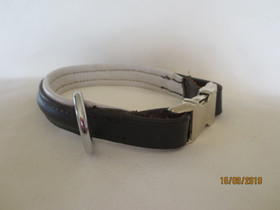 Musta-valkoinen peruspanta hopeisella pikalukolla