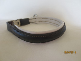 Musta-valkoinen peruspanta hopeisella pikalukolla