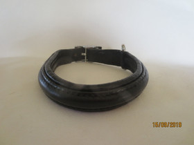 Musta peruspanta pikkukoiralle hopeisella soljella.