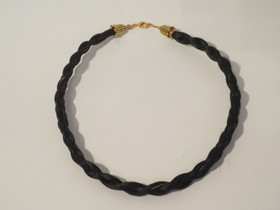 Kaulakoru mustista jouhista