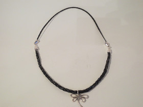 Kaulakoru mustista jouhista, perhosriipuksella