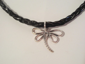 Kaulakoru mustista jouhista, perhosriipuksella