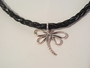 Kaulakoru mustista jouhista, perhosriipuksella