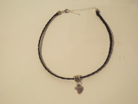 Kaulakoru mustista jouhista sydänriipuksella