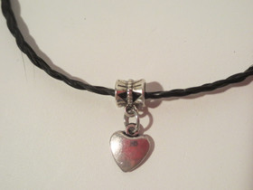 Kaulakoru mustista jouhista sydänriipuksella