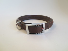 Ruskea peruspanta hopeisella soljella ja lenkillä