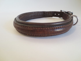 Ruskea peruspanta hopeisella soljella ja lenkillä