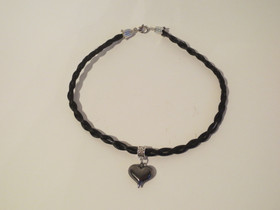 Kaulakoru mustista jouhista