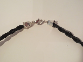 Kaulakoru mustista jouhista