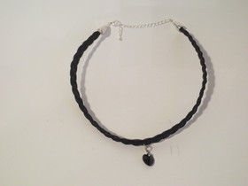 Kaulakoru mustalla swarowski-sydämellä ja hopean värisillä kaloteilla