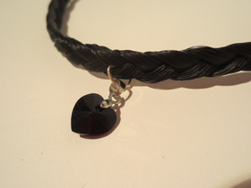 Kaulakoru mustalla swarowski-sydämellä ja hopean värisillä kaloteilla