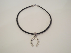 Ohut kaulakoru hevosenkenkäriipuksella