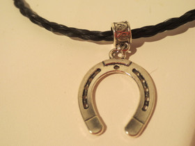 Ohut kaulakoru hevosenkenkäriipuksella