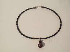 Kaulakoru hopeoidulla salpalukolla ja lilalla lamppuhelmiriipuksella