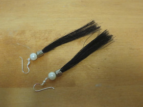 Korvakorut valkoisella helmellä