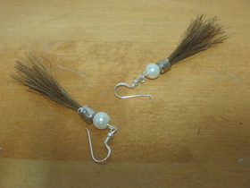 Korvakorut valkealla helmellä