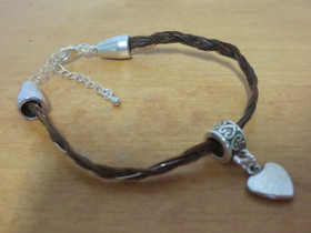 Rannekoru, ruskeasta jouhesta