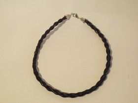 Kaulakoru mustasta jouhesta