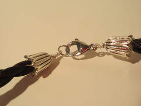 Kaulakoru mustasta jouhesta