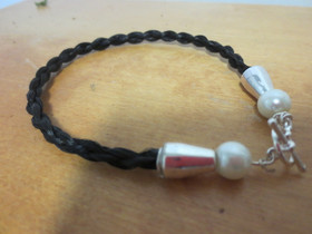 Rannekoru mustista jouhista