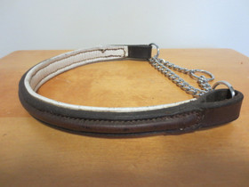 Puolikiristävällä ketjulla varustettu ruskea-valkoinen panta